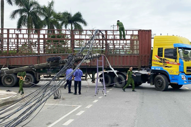 Xe đầu kéo đi vào đường cấm làm gãy 4 trụ điện, 300 hộ dân bị ảnh hưởng