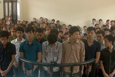 Trai làng hỗn chiến, 12 người lĩnh gần 80 năm tù