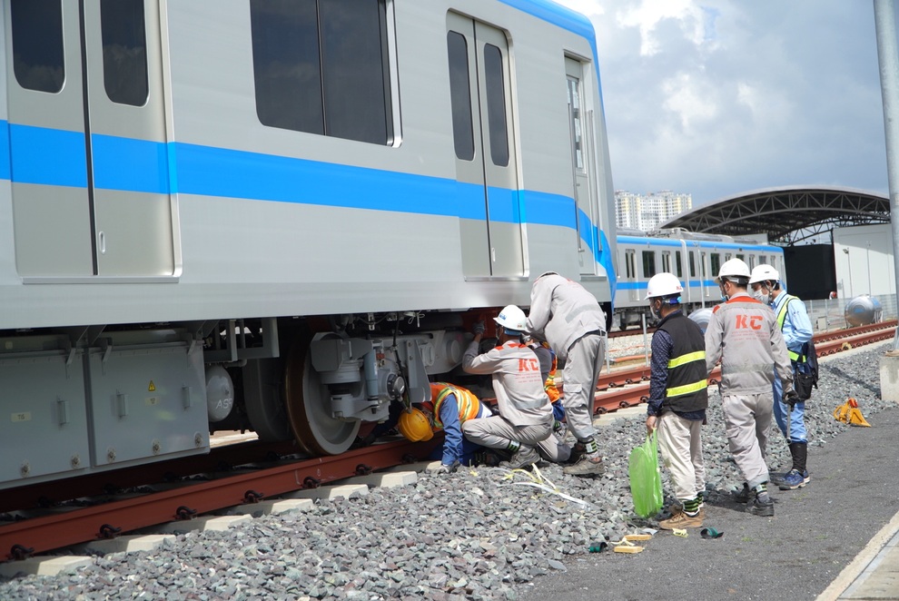 TPHCM: Đoàn tàu metro số 4 và 5 về depot Long Bình - 7 TPHCM: Đoàn tàu metro số 4 và 5 về depot Long Bình - 7