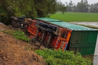 Né xe cùng chiều, xe đầu kéo “phơi bụng” dưới ruộng