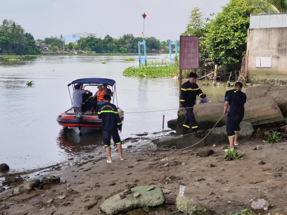 Bị đòi nợ kiểu “xã hội đen”, một người nhảy xuống sông mất tích - 2 Bị đòi nợ kiểu “xã hội đen”, một người nhảy xuống sông mất tích - 2