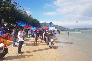 Du khách mãn nhãn với “bữa tiệc” ván diều trên biển Ninh Thuận