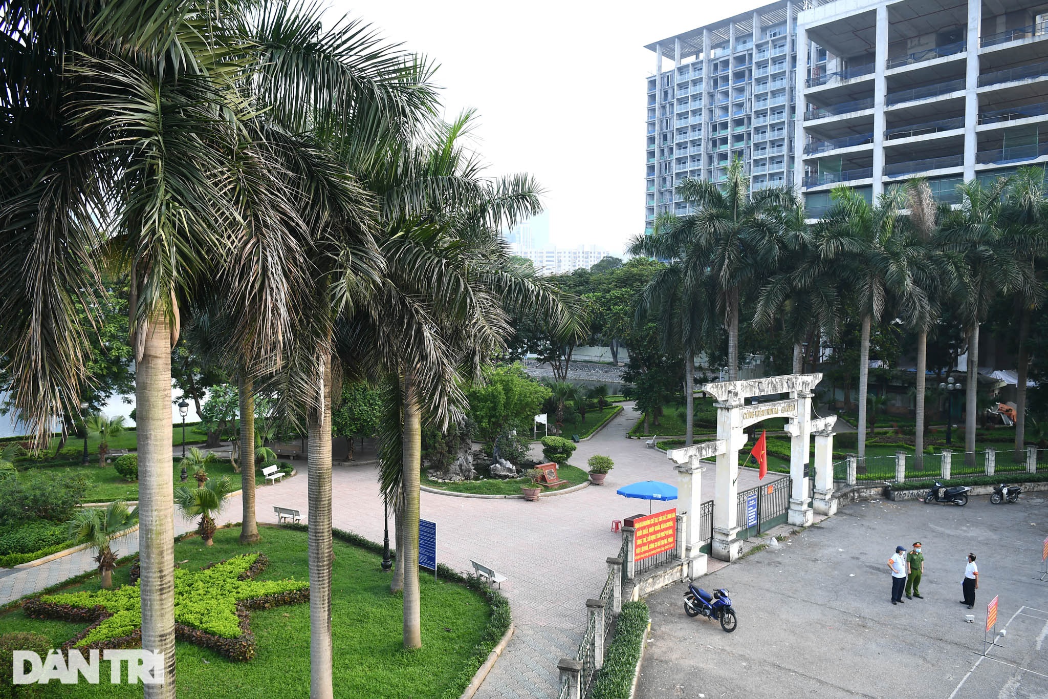 Lập chốt ngăn người dân chui rào, tụ tập trong các công viên ở Hà Nội - 11 Lập chốt ngăn người dân chui rào, tụ tập trong các công viên ở Hà Nội - 11