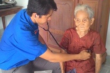 Đoàn viên Viện Mắt khám bệnh và tặng quà tới 13 mẹ Việt Nam anh hùng