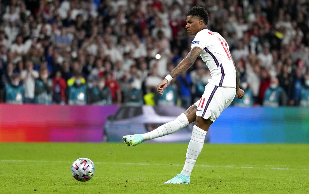 HLV đội tuyển Anh lên tiếng về những quyết định khó hiểu - 2