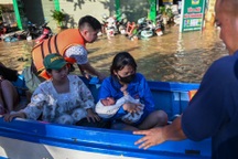 Tình cảnh bị cô lập giữa "rốn lũ" vô vàn khó khăn của người dân Thái Nguyên