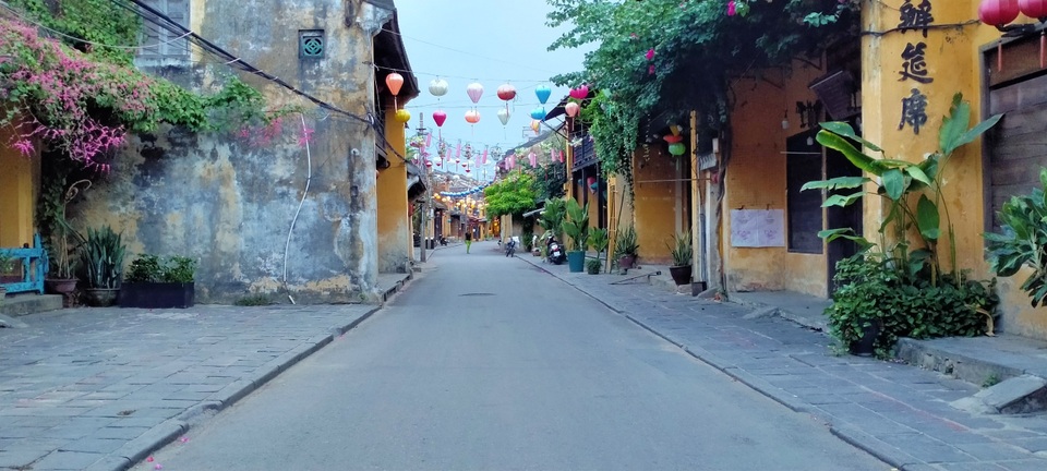 Phố cổ Hội An vắng lặng trong ngày đầu tạm dừng đón khách lưu trú - 2 Phố cổ Hội An vắng lặng trong ngày đầu tạm dừng đón khách lưu trú - 2