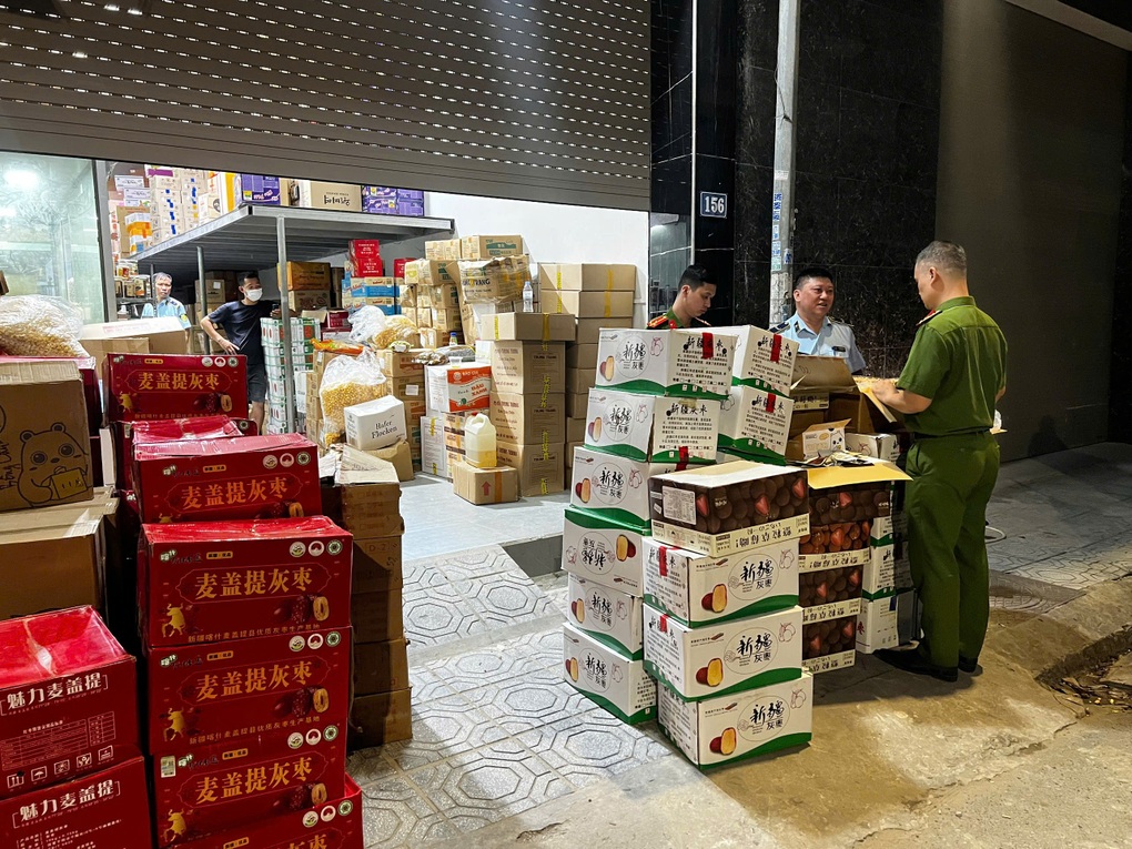 Phát hiện số lượng lớn bánh kẹo không rõ nguồn gốc ở La Phù - 1 Phát hiện số lượng lớn bánh kẹo không rõ nguồn gốc ở La Phù - 1