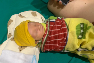Bé trai mới sinh bị bỏ rơi trước cổng chùa, trên người có vết sẹo dài