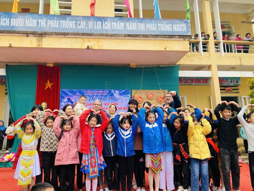 Đại sứ Azerbaijan và Đại sứ Kazakhstan tặng quà Tết cho trẻ em Hà Giang - 2 Đại sứ Azerbaijan và Đại sứ Kazakhstan tặng quà Tết cho trẻ em Hà Giang - 2