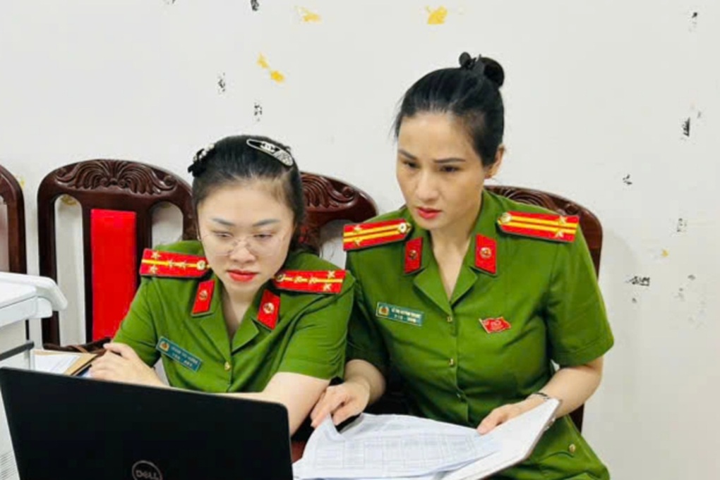 Công an “đi từng phố, gõ cửa từng nhà” tặng quà Tết Độc lập - 1 Công an “đi từng phố, gõ cửa từng nhà” tặng quà Tết Độc lập - 1