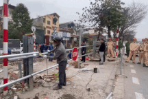 Hà Nội đóng 4 lối đi tự mở sau vụ người đi xe máy bị tàu tông tử vong