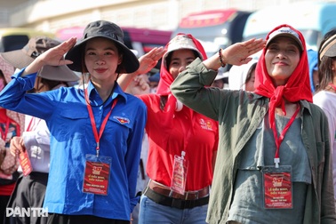 Dàn nghệ sĩ nổi tiếng hào hứng hợp luyện diễu hành tại sân vận động Mỹ Đình