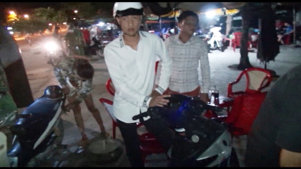 Ngăn chặn nhóm thanh niên có roi điện, chuẩn bị đua xe - 1 Ngăn chặn nhóm thanh niên có roi điện, chuẩn bị đua xe - 1