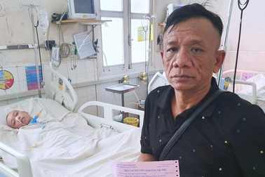 Cha khóc nghẹn, bế tắc nhìn con gái liệt giường: "Đến cái tivi cũng bán…"