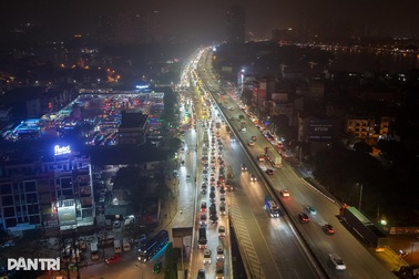 Nửa đêm, hàng nghìn ô tô xếp hàng dài nhích từng mét rời thủ đô