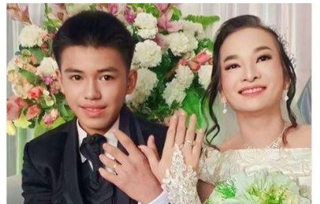 Indonesia: Cô dâu 41 tuổi cưới chú rể 16 tuổi là con của bạn thân - 1 Indonesia: Cô dâu 41 tuổi cưới chú rể 16 tuổi là con của bạn thân - 1
