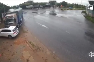 Tài xế xe SUV gặp họa vì băng qua đường như chỗ không người