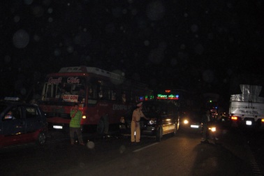 Tai nạn giao thông liên hoàn, Quốc lộ 1A tắc đường hàng giờ