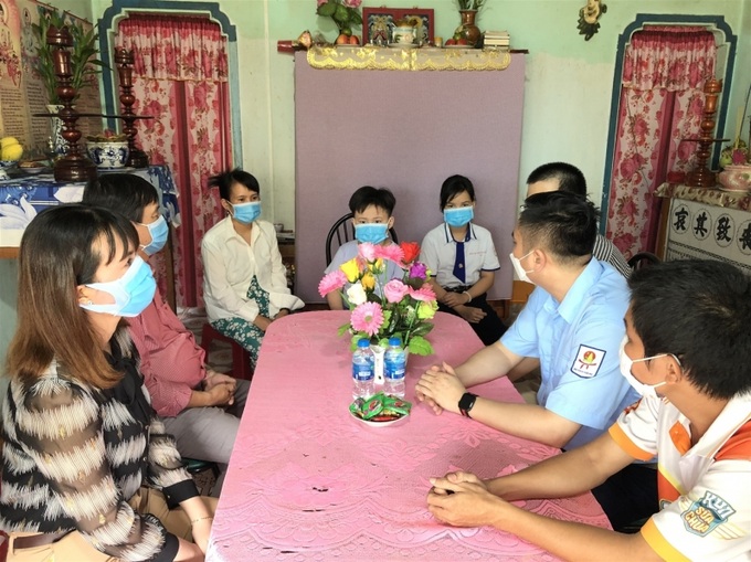 Đoàn công tác thăm hỏi gia đình trẻ em bị mồ côi ở Gò Công. Ảnh: An Nhiên