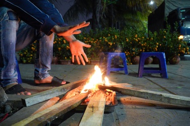 Hà Nội rét đậm, tiểu thương đốt lửa sưởi ấm xuyên đêm để trông đào, quất