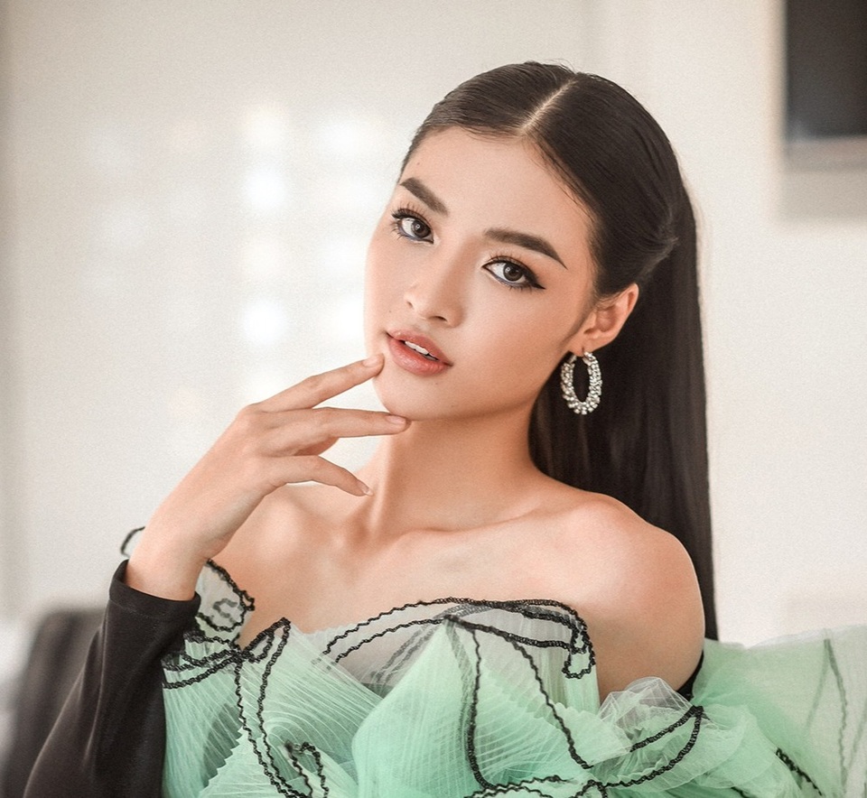 Á hậu Kiều Loan cùng đạo diễn Hoàng Nhật Nam giúp đỡ người bán vé số - 10