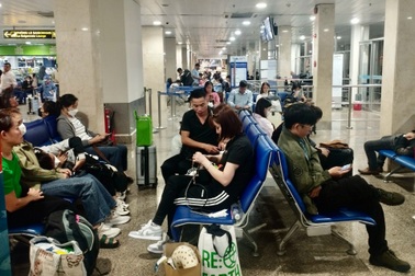 Khách bay vật vờ 10 giờ ở Tân Sơn Nhất vì đến quá sớm