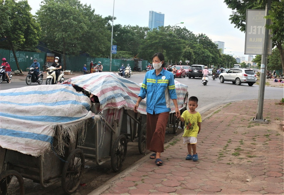 Nữ cử nhân cắn răng làm công nhân vệ sinh nuôi con tự kỷ - 3 Nữ cử nhân cắn răng làm công nhân vệ sinh nuôi con tự kỷ - 3