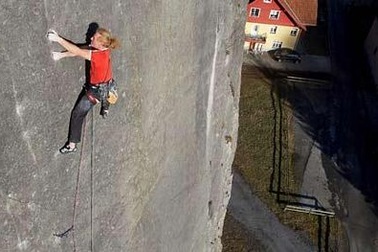 Màn chinh phục vách đá dựng đứng thót tim