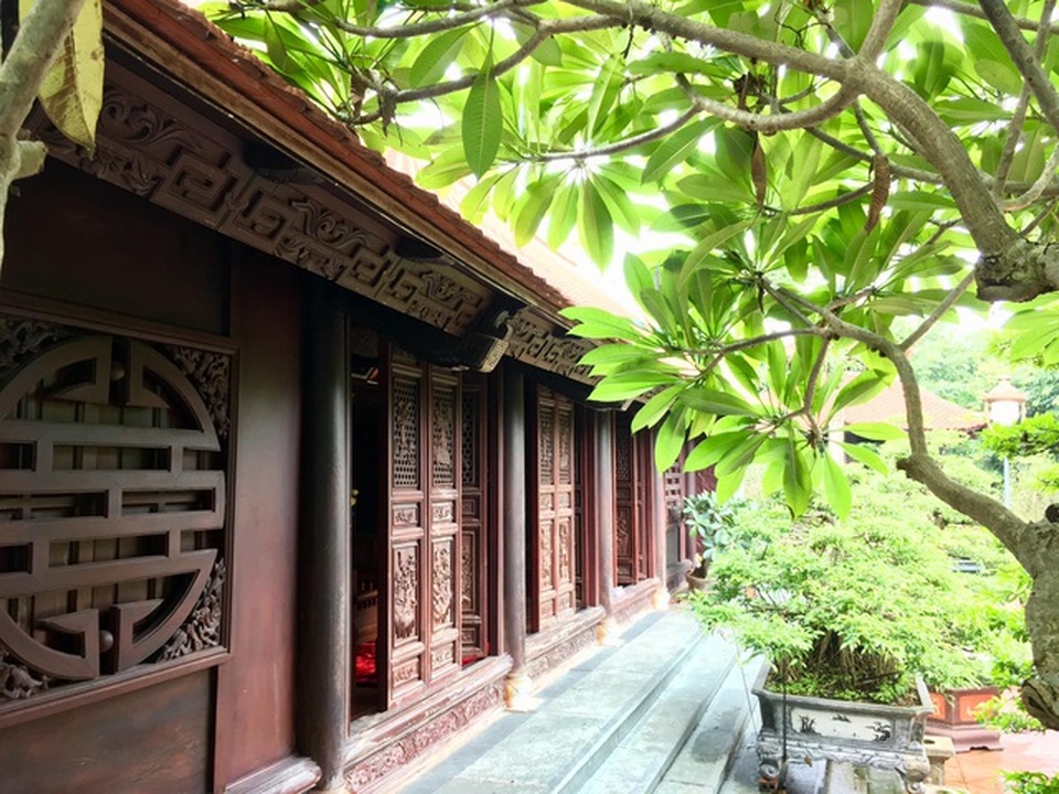 Đại gia Việt tuổi xế chiều chi tiền tỷ xây nhà gỗ truyền thống - 5 Đại gia Việt tuổi xế chiều chi tiền tỷ xây nhà gỗ truyền thống - 5