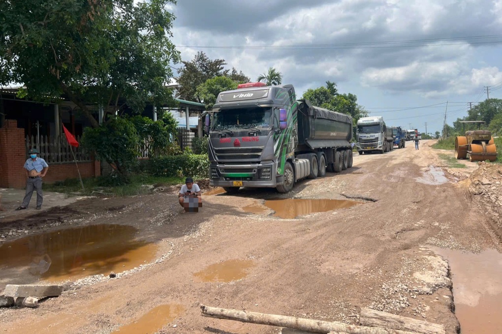 Tỉnh lộ xuống cấp, người dân nhiều lần mang chướng ngại vật chặn xe - 1 Tỉnh lộ xuống cấp, người dân nhiều lần mang chướng ngại vật chặn xe - 1