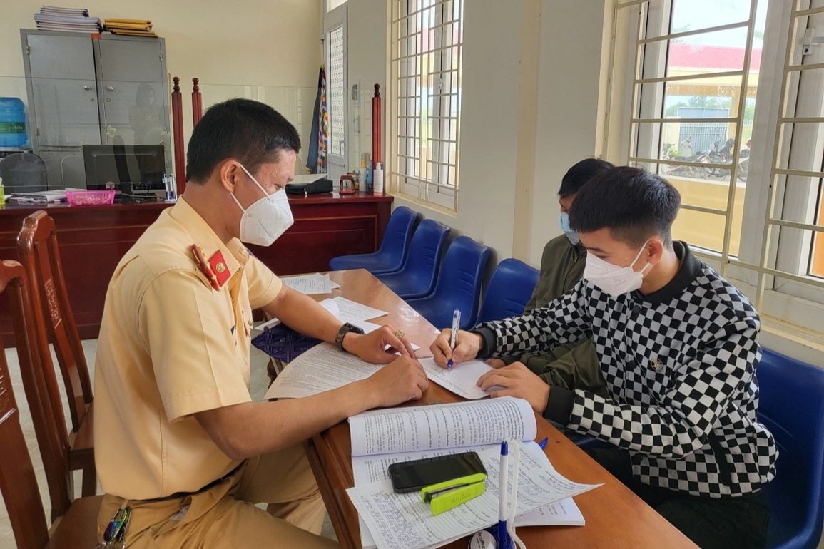 Cô gái ngồi ngược ôm chặt bạn trai đang lạng lách xe máy - 2 Cô gái ngồi ngược ôm chặt bạn trai đang lạng lách xe máy - 2
