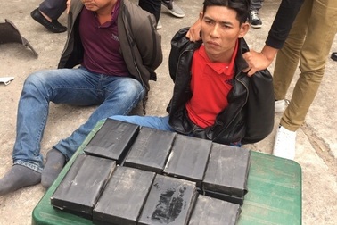 Bắt 2 đối tượng vận chuyển 15 bánh heroin giấu trong thân xe máy