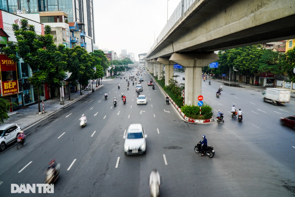 Giao thông vẫn đông đúc dù TP Hà Nội liên tục tăng cường kiểm soát - 4 Giao thông vẫn đông đúc dù TP Hà Nội liên tục tăng cường kiểm soát - 4
