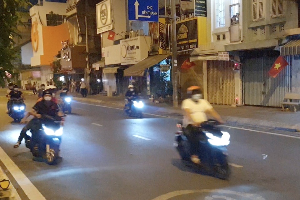 Gần 100 công an diễn tập bắt quái xế trên đại lộ - 2