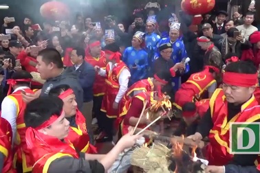 Hà Nội: Mướt mồ hôi kéo lửa thi nấu cơm theo cách cổ xưa nhất