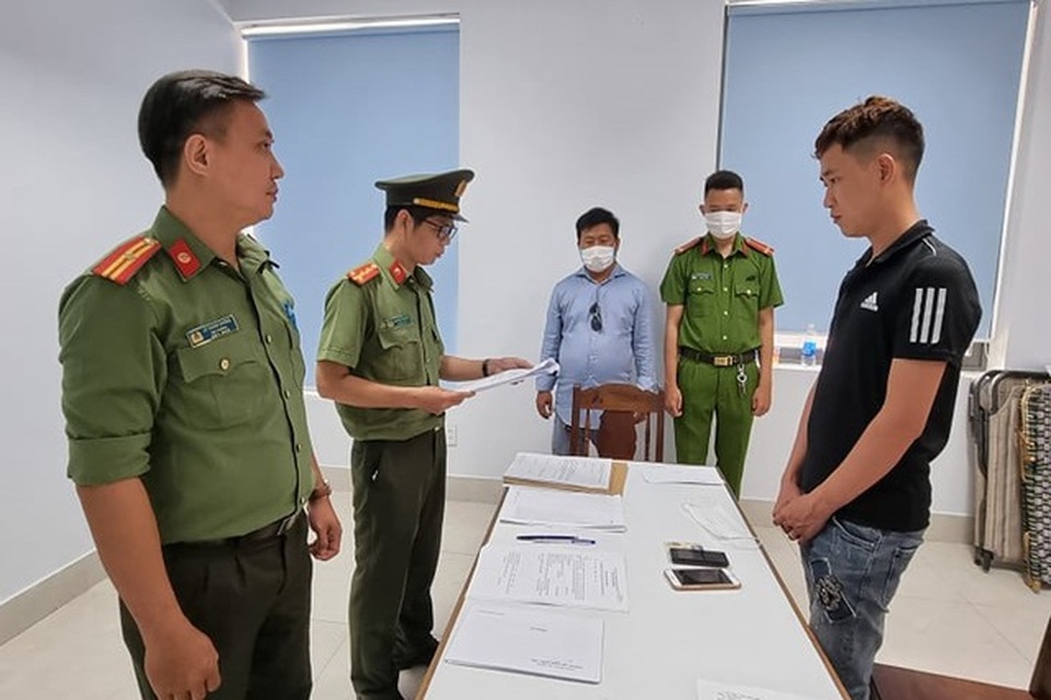 Mạo danh chuyên gia nước ngoài để nhập cảnh trái phép - 1 Mạo danh chuyên gia nước ngoài để nhập cảnh trái phép - 1