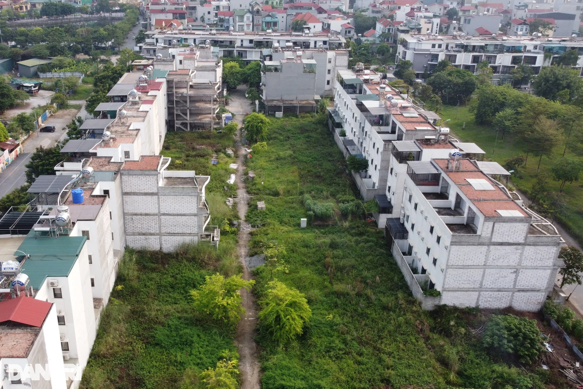 Trồng rau trên móng nhà liền kề tiền tỷ tại dự án dang dở Westpoint Nam 32 - 4