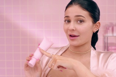 Kylie hướng dẫn chăm sóc da