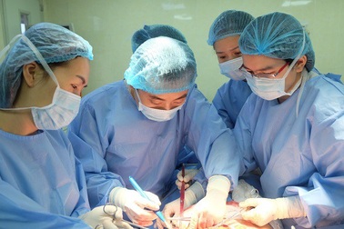 Sắp về nhà chồng, cô gái trẻ được bố đưa đi tạo hình "vùng kín"