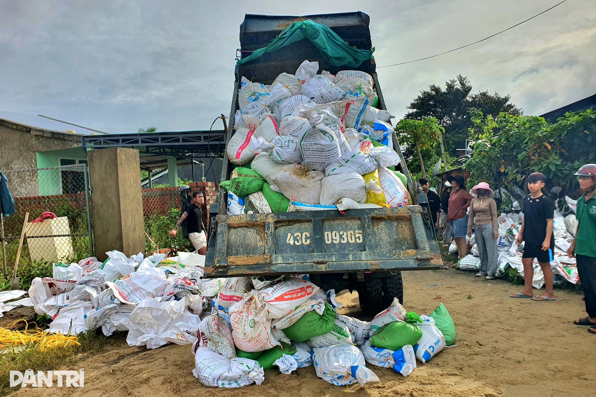 Hàng nghìn người dốc sức vá bờ kè bị lũ dữ tấn công - 9 Hàng nghìn người dốc sức vá bờ kè bị lũ dữ tấn công - 9