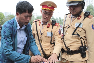 Uống vui 1-2 chén rượu, tài xế bị phạt 35 triệu đồng