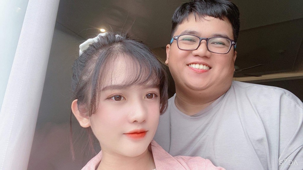 Chàng trai nặng 150kg tán đổ cô gái 35kg xinh như hot girl - 4 Chàng trai nặng 150kg tán đổ cô gái 35kg xinh như hot girl - 4