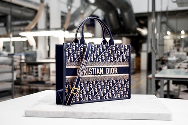 Mẫu túi tote nổi tiếng nhất của Dior được sản xuất thế nào?