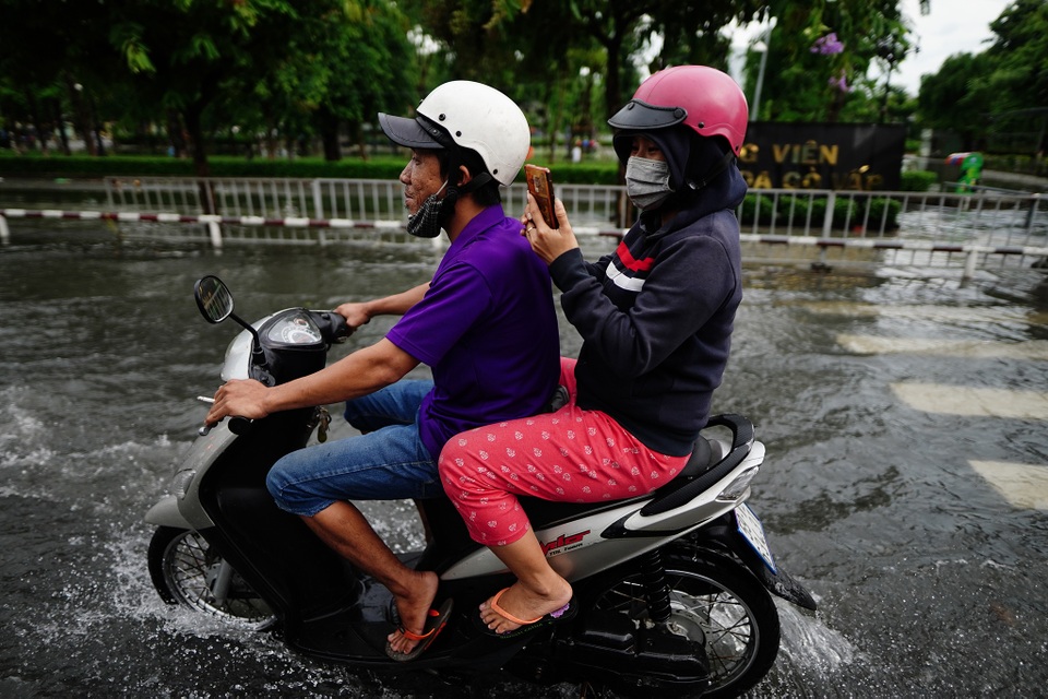 TPHCM: Mưa nhỏ cũng ngập bõm cả tuyến phố - 2 TPHCM: Mưa nhỏ cũng ngập bõm cả tuyến phố - 2