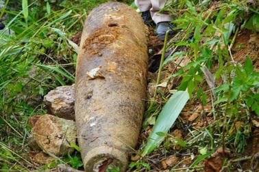 Người phụ nữ đi bắt cá ở khe bất ngờ phát hiện quả bom nặng 241kg