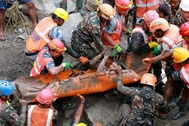 9 ngày công nhân Nepal kẹt trong hầm ngầm, lay lắt uống nước bùn cầm hơi