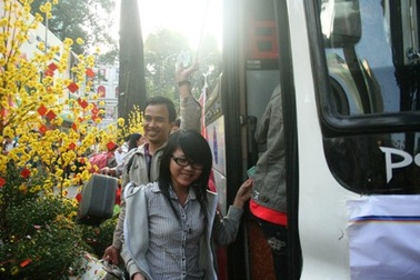 Xe miễn phí đưa sinh viên về quê đón Tết