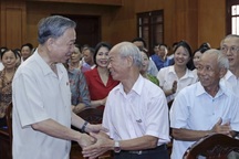 Chủ tịch nước Tô Lâm tiếp xúc cử tri Hưng Yên