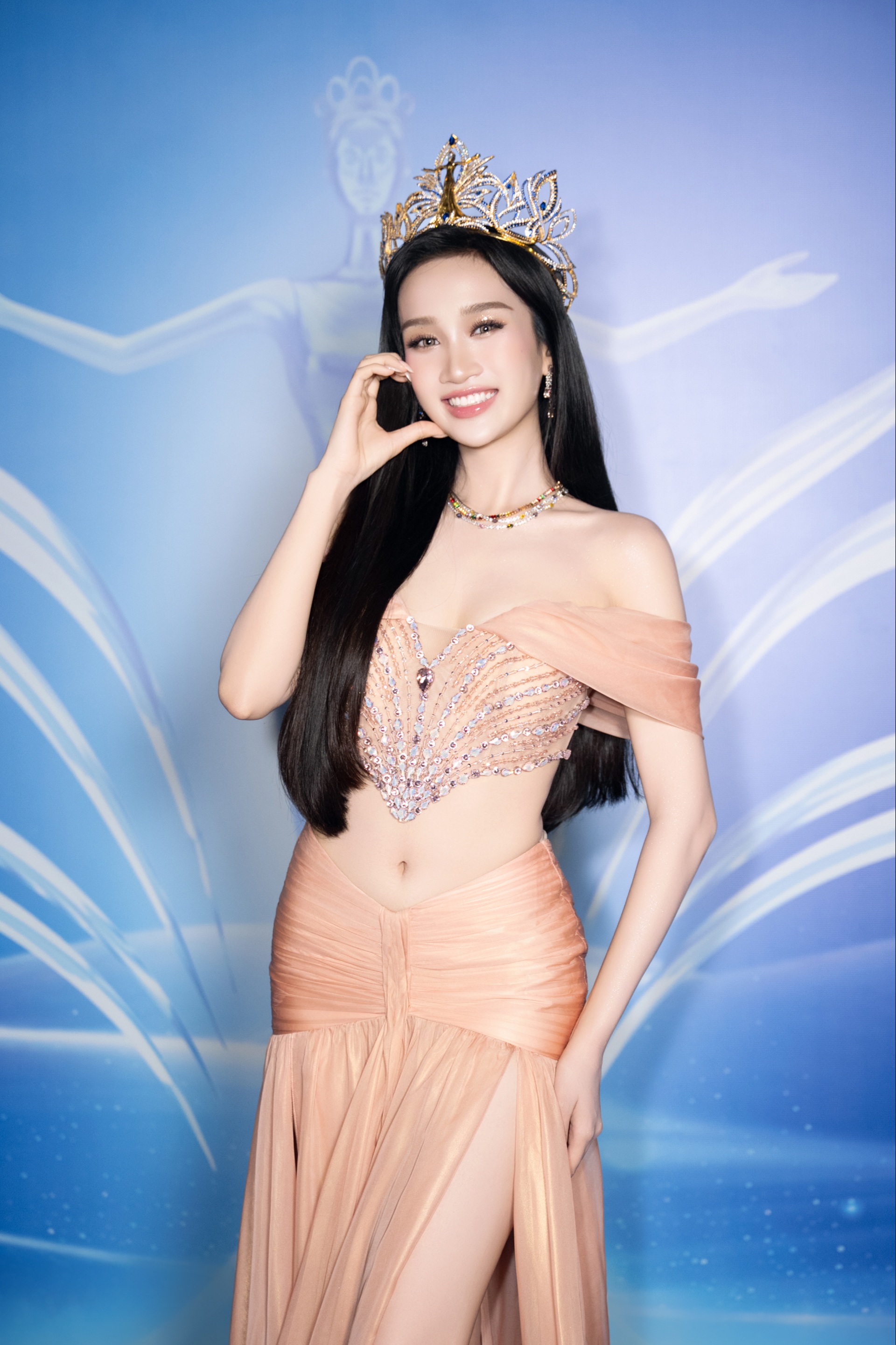 Hoa hậu Dương Trà Giang đổi phong cách gợi cảm hơn sau khi hết nhiệm kỳ - 7